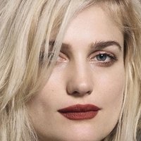 Alison Sudol Desnuda
