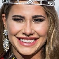Anahita Rehbein Desnuda