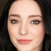 Emma Dumont Desnuda