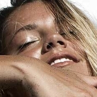 Kinsey Golden Desnuda