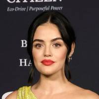 Lucy Hale Desnuda