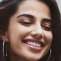 Meenakshii Chaudhary Desnuda