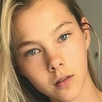 Phoebe Combes Desnuda